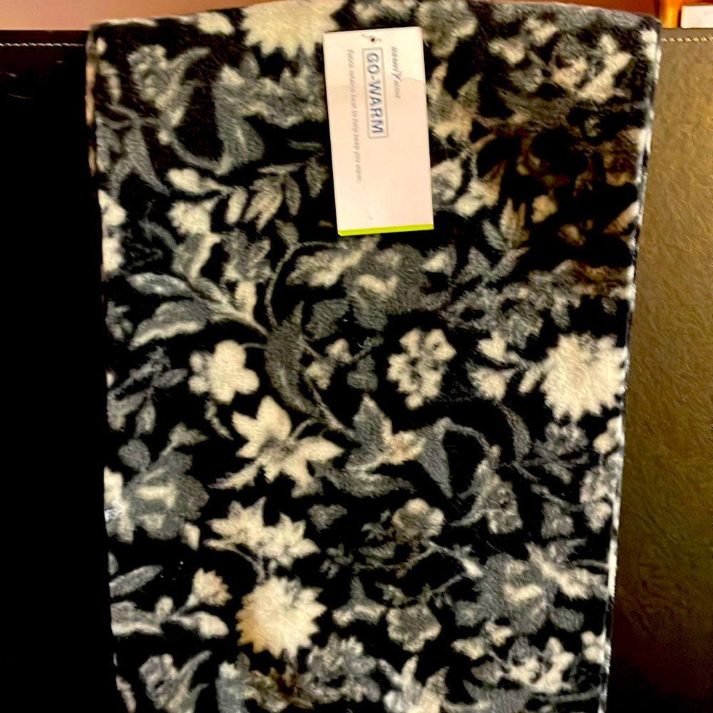 Women’s Old Navy Active Go Warm Neck Wrap Fabric retains heat to keep warm.